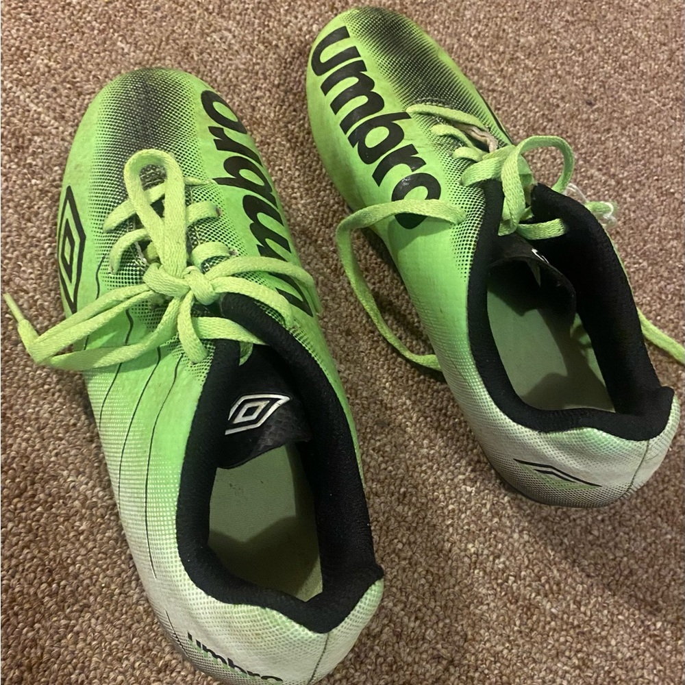 Boys soccer cleats size 3